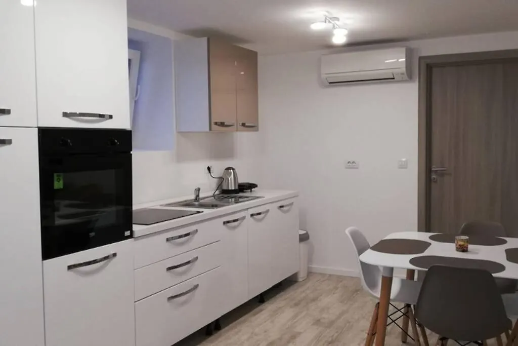 Apartman Tomki - Modern, Refurbished 2 Bedroom Apartment - 4 Guests Pjescana Uvala